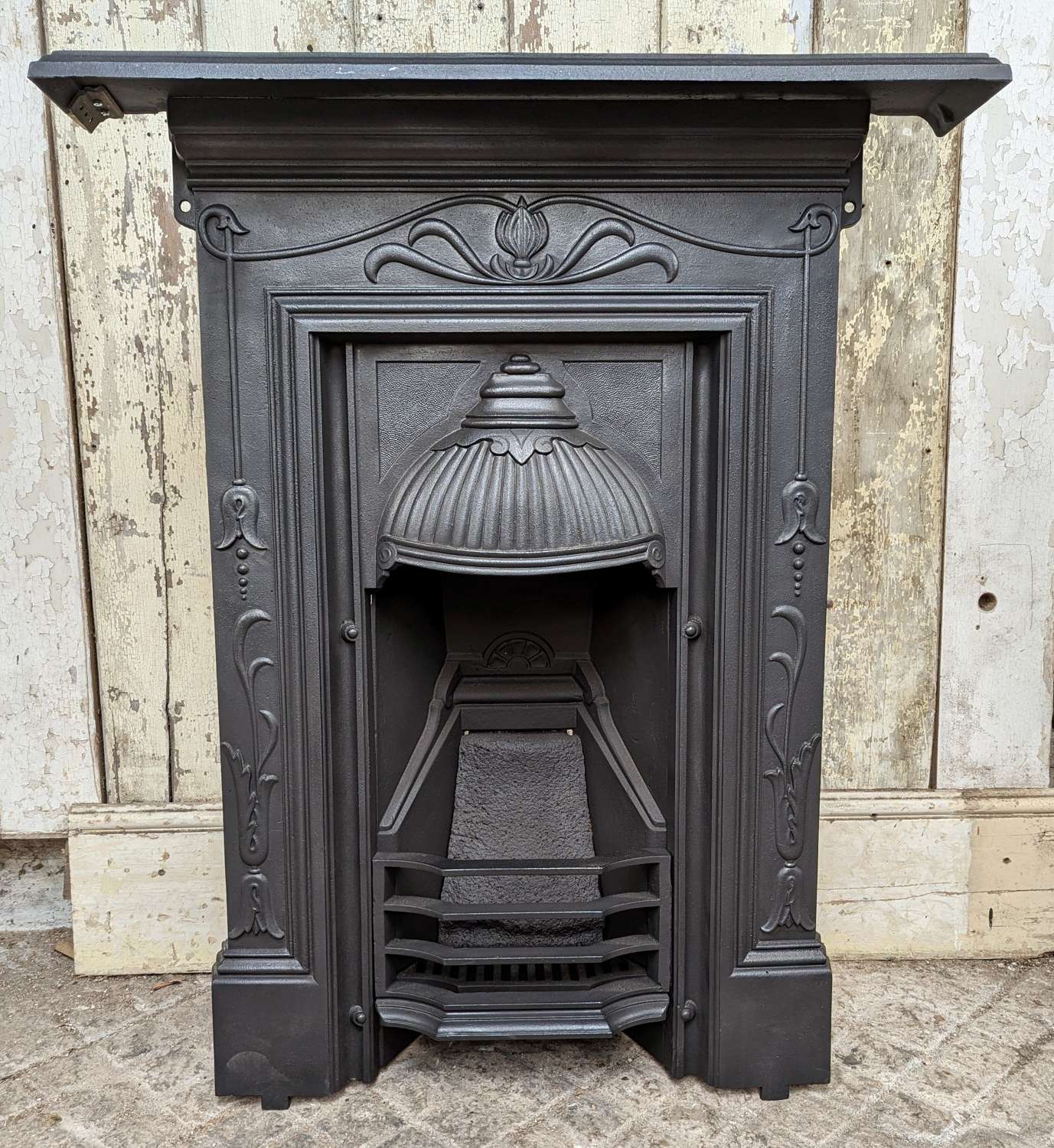 FC0190 A RECLAIMED VICTORIAN CAST IRON BEDROOM COMBINATION FIRE