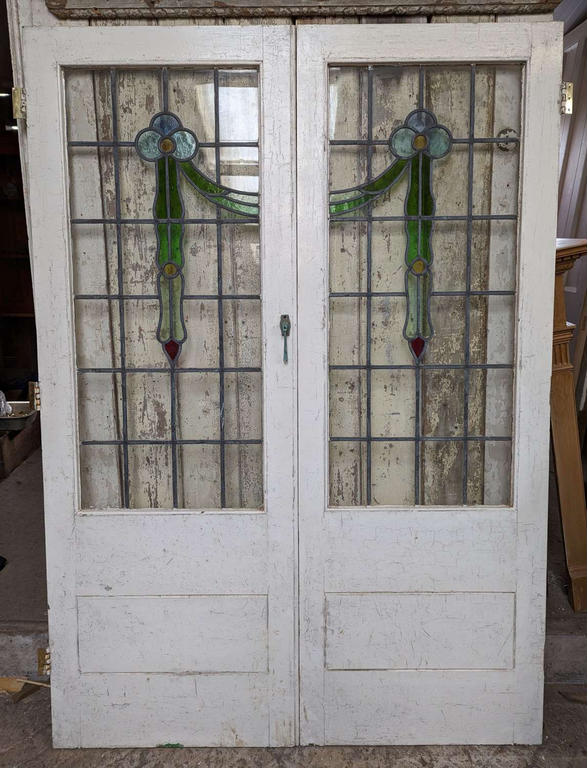 DP0461 PAIR OF RECLAIMED PINE INTERNAL DOORS WITH STAINED GLASS