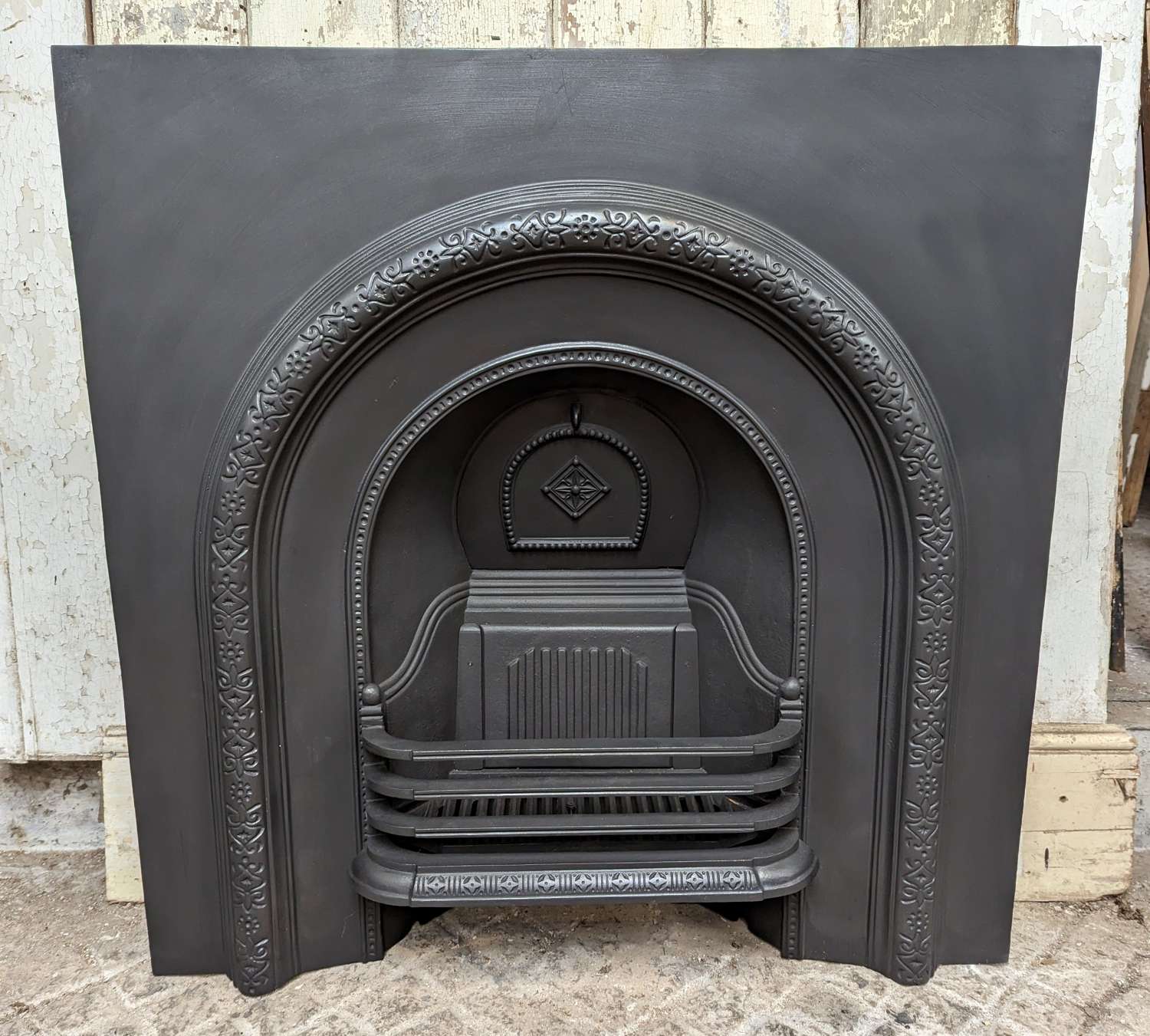 FI0083 A RECLAIMED REPRODUCTION CAST IRON ARCHED FIRE INSERT