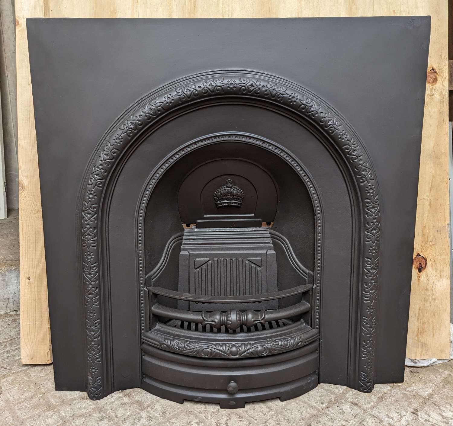 FI0088 RECLAIMED REPRODUCTION CAST IRON ARCHED FIRE INSERT BY GALLERY