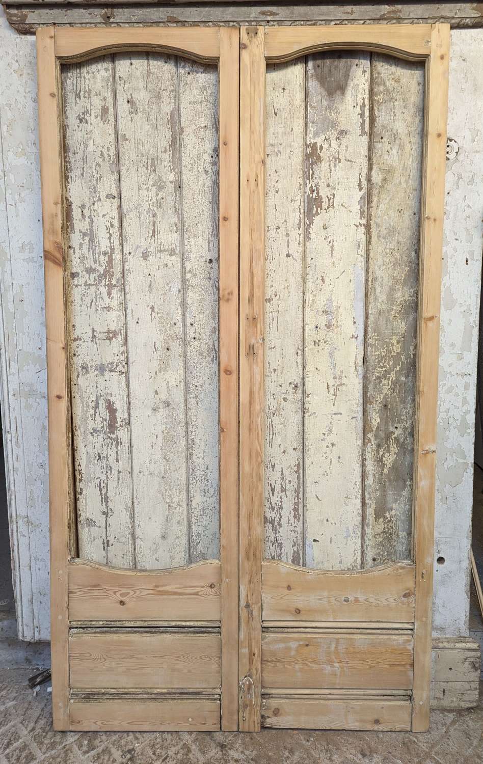 DP0483 A PAIR OF RECLAIMED STRIPPED PINE INTERNAL FRENCH DOORS