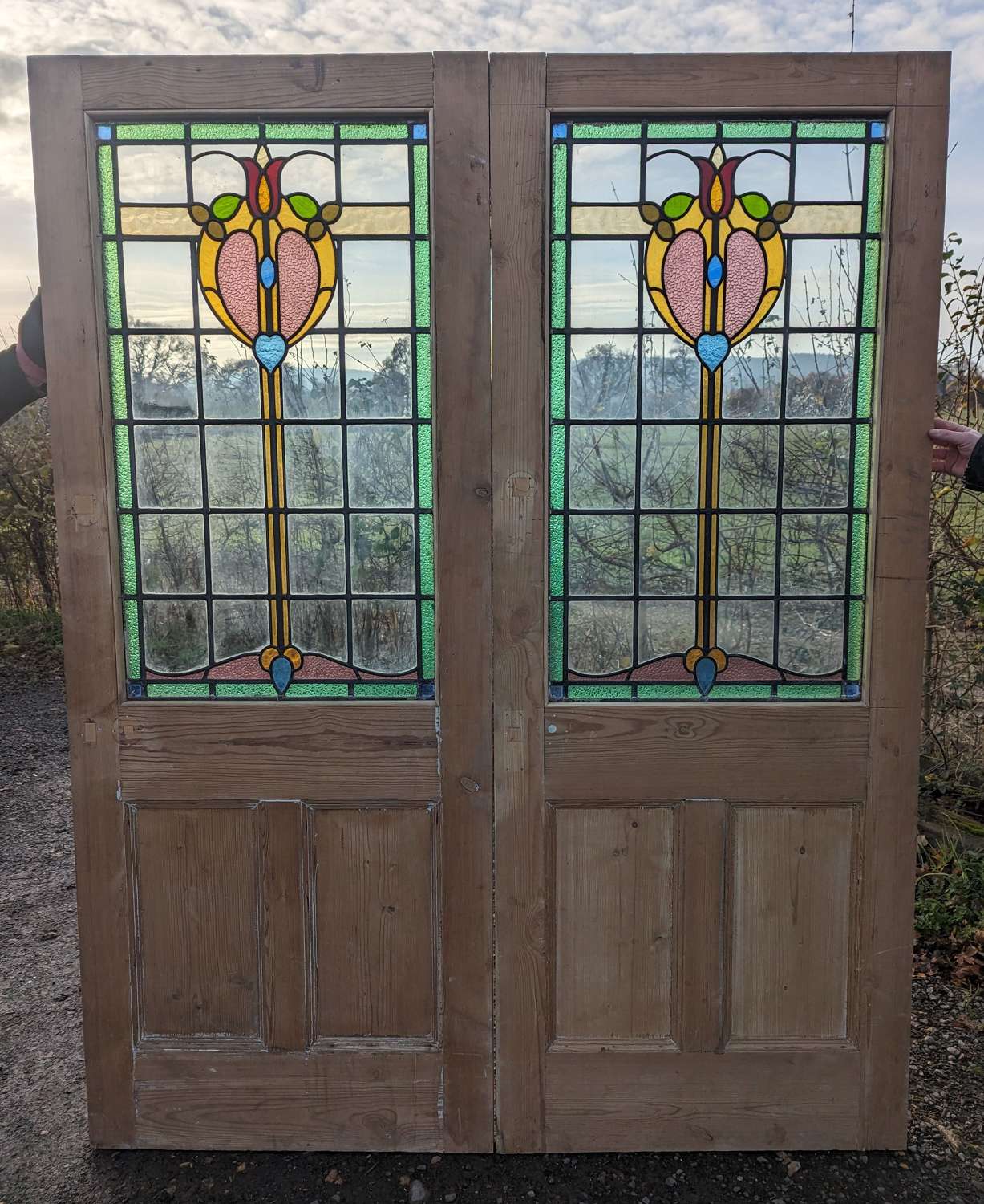 DP0485 A PAIR OF BEAUTIFUL ANTIQUE STRIPPED PINE & STAINED GLASS DOORS
