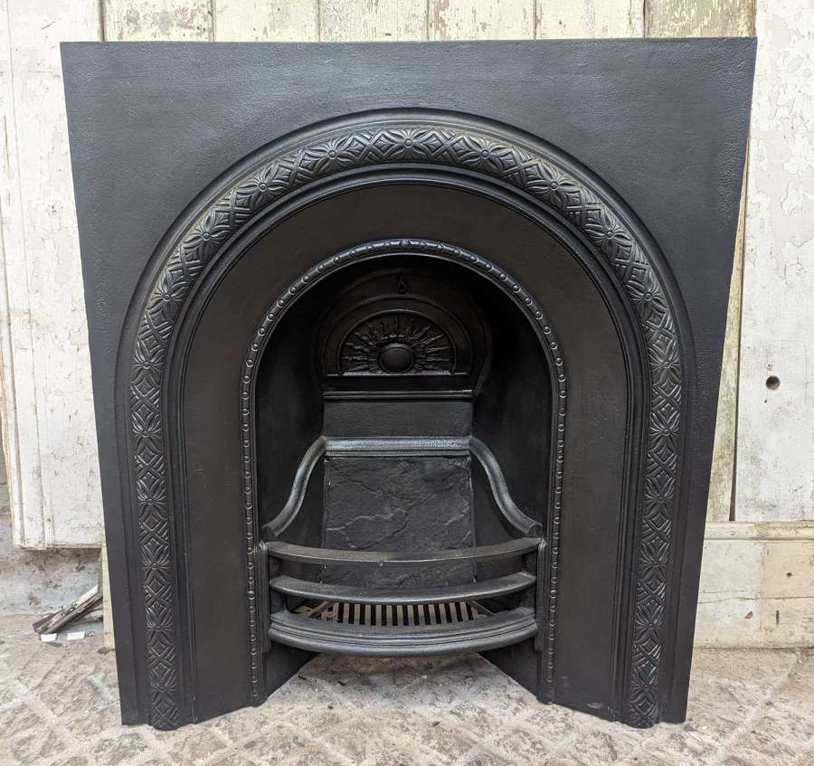 FI0089 A RECLAIMED EDWARDIAN CAST IRON ARCHED FIRE INSERT C.1905
