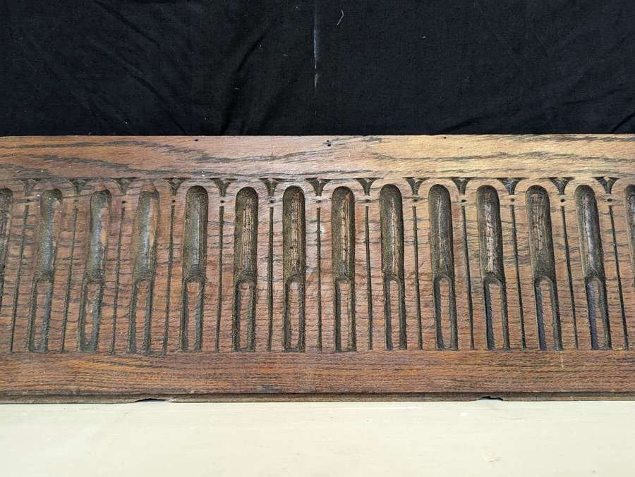 M1921 25 FEET (APPROX) RECLAIMED HAND CARVED OAK NULLED FRIEZE