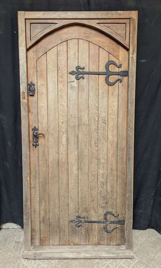 DE1009 A RECLAIMED OAK COTTAGE FRONT DOOR & FRAME FOR PROTECTED AREA