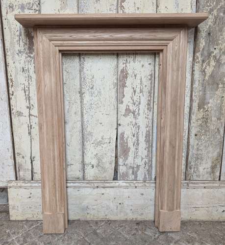 FS0352 A VERY NICE PETITE OAK FIRE SURROUND IDEAL FOR BEDROOM