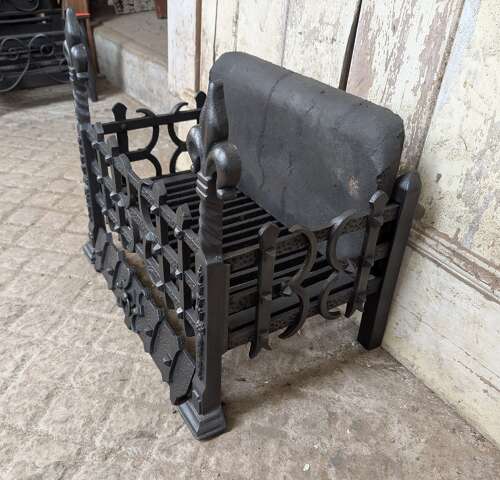 FB0173 A RECLAIMED GOTHIC STYLE CAST IRON FIRE BASKET WITH BACK