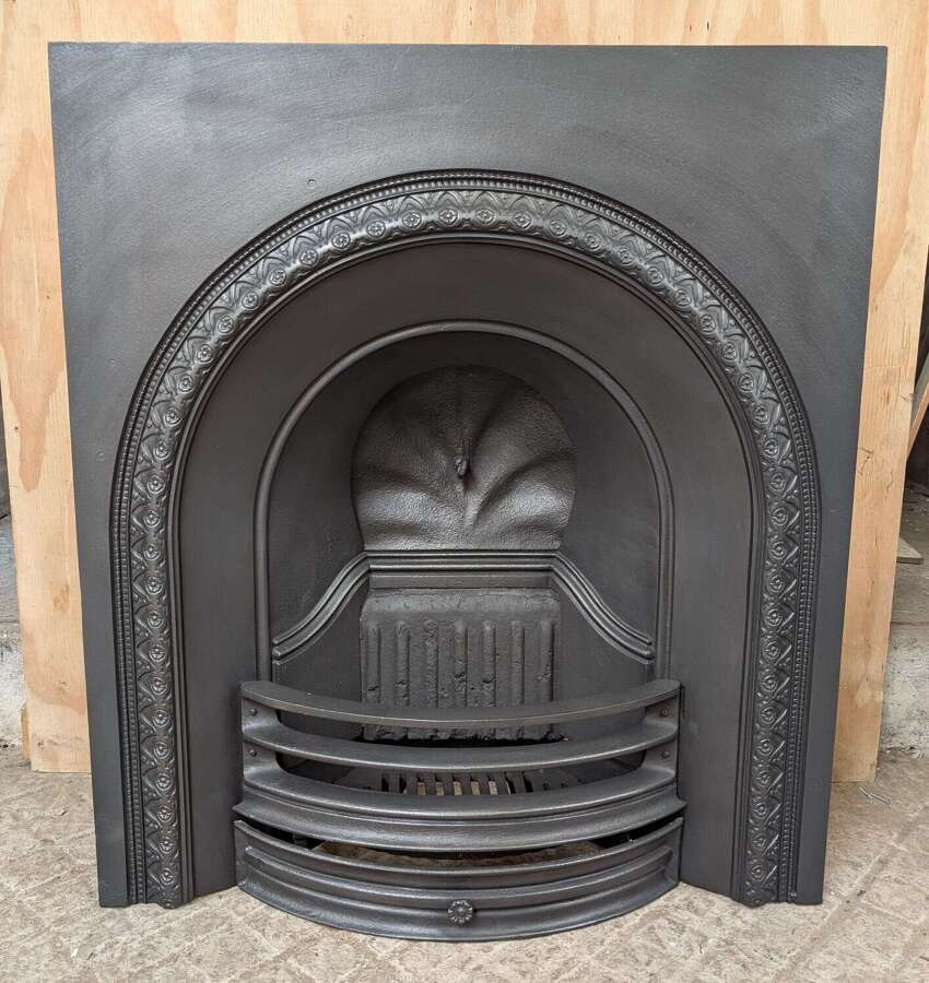 FI0114 A LARGE RECLAIMED VICTORIAN CAST IRON ARCHED FIRE INSERT