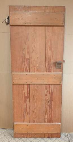 DI0995 A RECLAIMED PITCH PINE INTERNAL PLANK DOOR