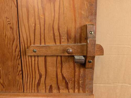 DI0996 A RECLAIMED PITCH PINE INTERNAL PLANK DOOR
