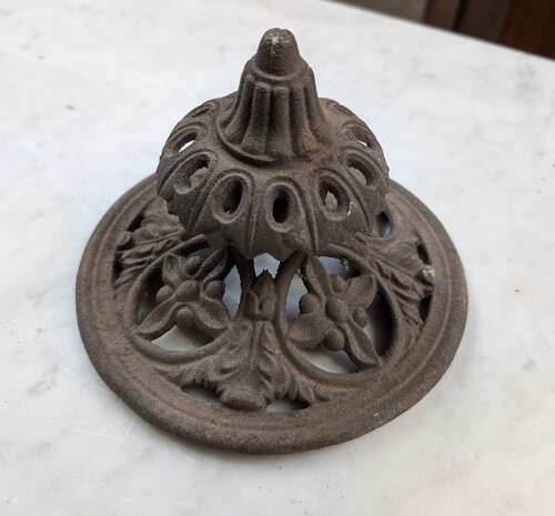M2145 A RECLAIMED ANTIQUE DECORATIVE CAST IRON FINIAL / ARCHITECHURAL DETAIL