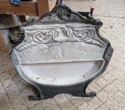 FB0185 A RECLAIMED REPRODUCTION CAST IRON AND BRASS FIRE BASKET / GRATE