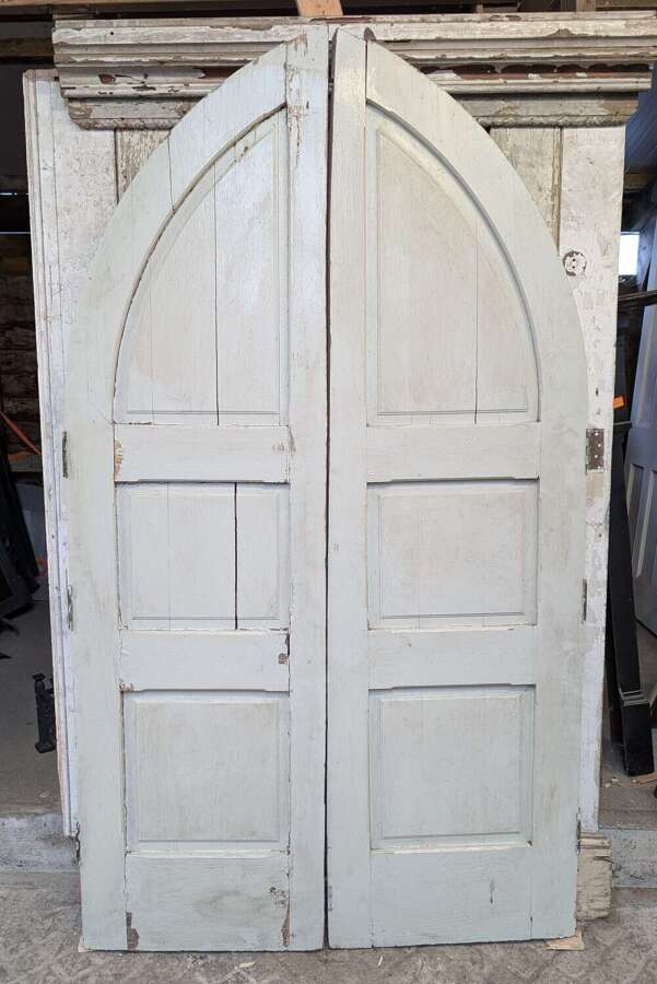 DP0563 A PAIR OF ARCHED GOTHIC STYLE OAK DOORS INTERNAL USE FOR SOME RESTORATION