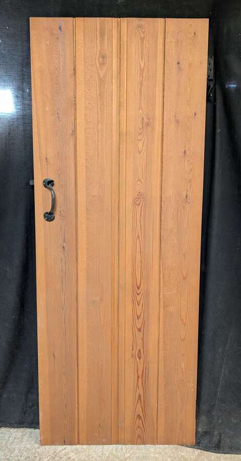 DI1094 A RECLAIMED PINE PLANK DOOR FOR INTERNAL USE
