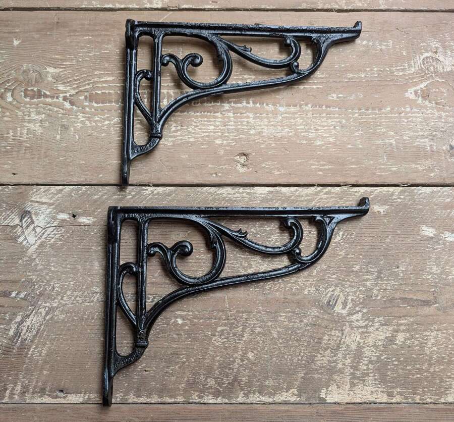 M2314 A PAIR OF RECLAIMED EDWARDIAN CAST IRON BRACKETS / SHELF BRACKETS