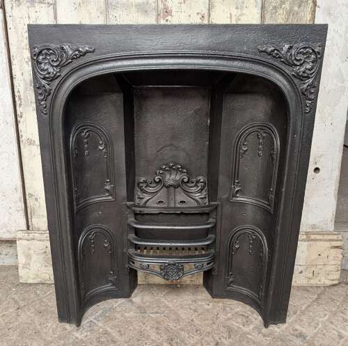 FB0213 A VERY ORNATE RECLAIMED EARLY VICTORIAN CAST IRON FIRE INSERT