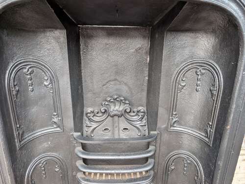 FB0213 A VERY ORNATE RECLAIMED EARLY VICTORIAN CAST IRON FIRE INSERT
