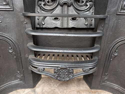 FB0213 A VERY ORNATE RECLAIMED EARLY VICTORIAN CAST IRON FIRE INSERT