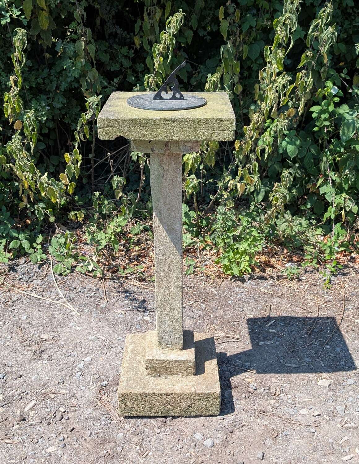 M2355 A RECLAIMED VINTAGE STONE GARDEN SUNDIAL