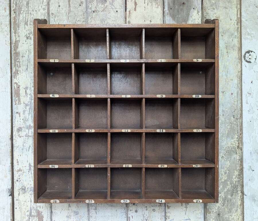 M2369 A VINTAGE WOODEN 25 COMPARTMENT PIGEONHOLE / DISPLAY SHELF / CUBBY