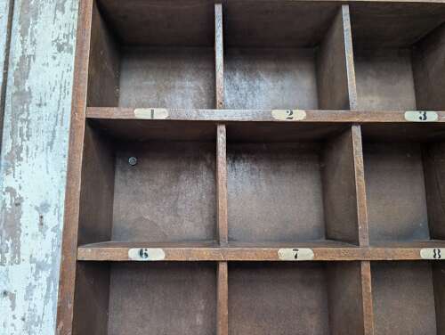 M2369 A VINTAGE WOODEN 25 COMPARTMENT PIGEONHOLE / DISPLAY SHELF / CUBBY