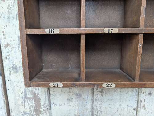 M2369 A VINTAGE WOODEN 25 COMPARTMENT PIGEONHOLE / DISPLAY SHELF / CUBBY