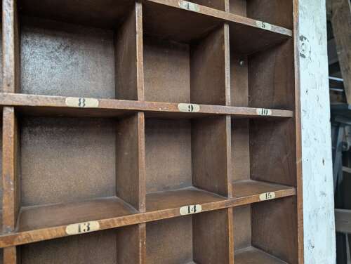 M2369 A VINTAGE WOODEN 25 COMPARTMENT PIGEONHOLE / DISPLAY SHELF / CUBBY