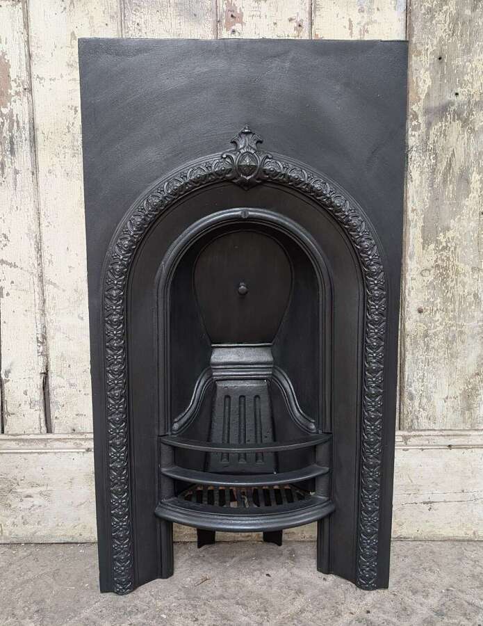 FI0142 A PETITE RECLAIMED MID VICTORIAN CAST IRON ARCHED BEDROOM FIRE INSERT