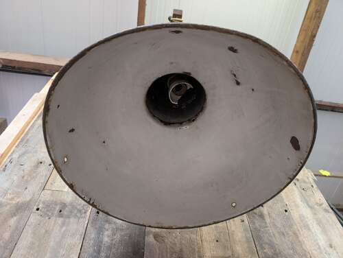 M2371 A RECLAIMED METAL INDUSTRIAL ENAMELLED HANGING PENDANT LIGHT / LAMP