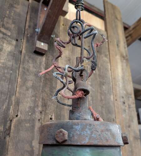 M2371 A RECLAIMED METAL INDUSTRIAL ENAMELLED HANGING PENDANT LIGHT / LAMP
