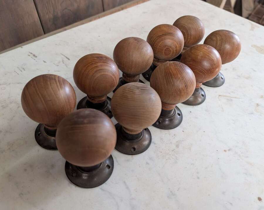 M2375 A SET OF 5 PAIRS OF RECLAIMED TRADITIONAL STYLE ROUND WOODEN DOOR KNOBS