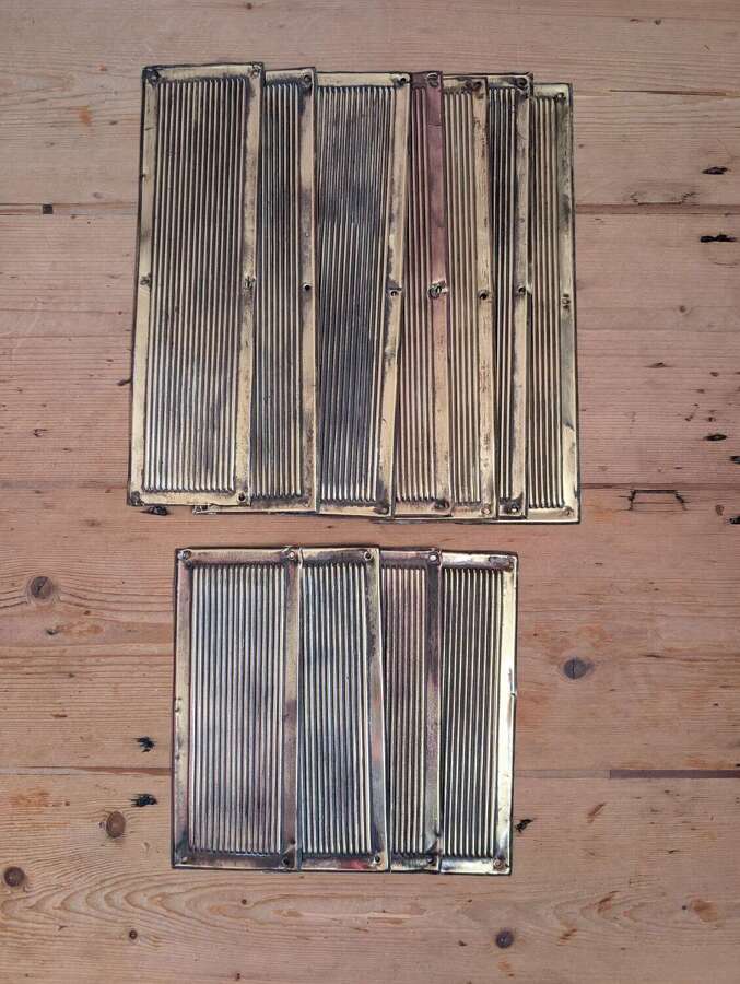 M2393 A SET OF 12 RECLAIMED REEDED BRASS FINGER PLATES LONG AND SHORT